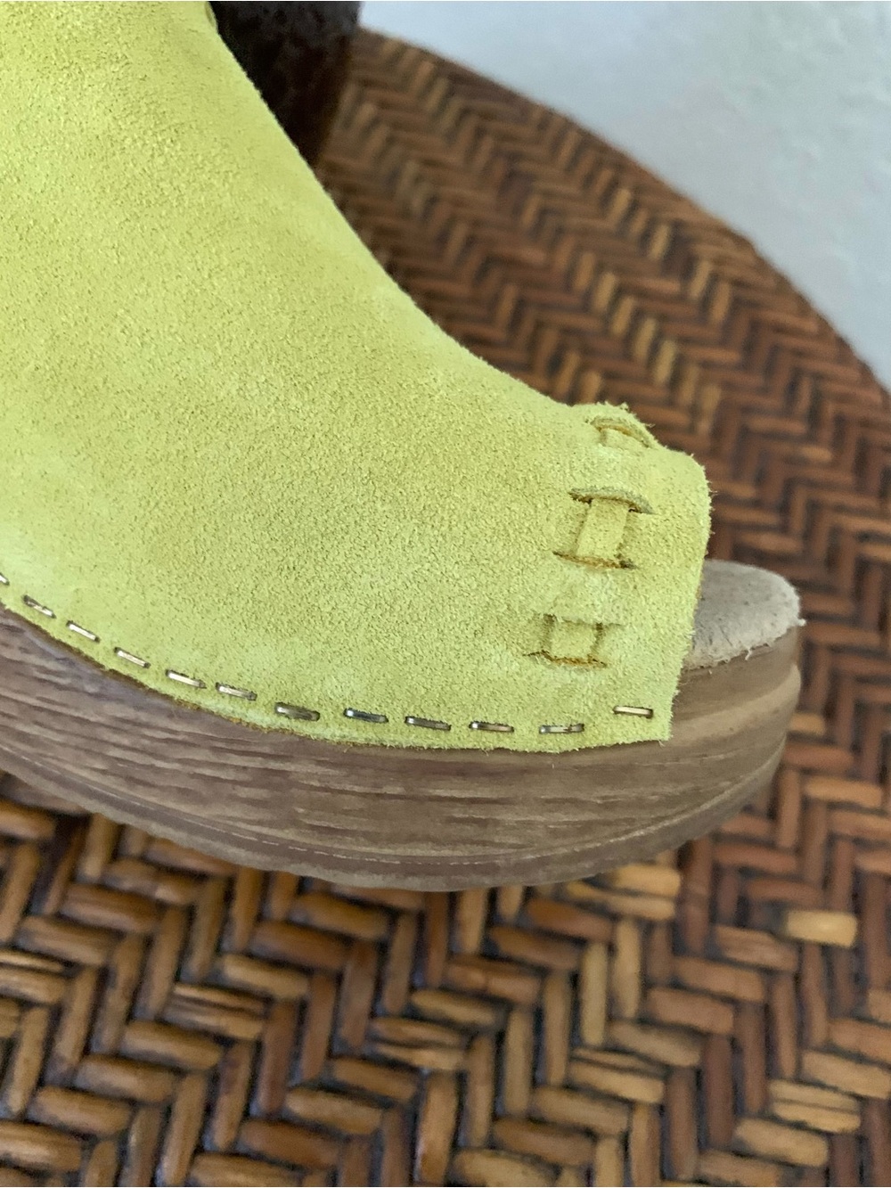 CALOU Stockholm Suede Clog Yellow
Suede Open-Toe Platform Clogs - Picture 9 of 12